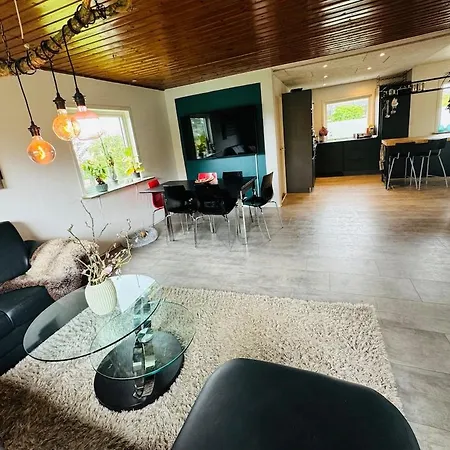 Charming Tree House Close To Legoland Holiday home