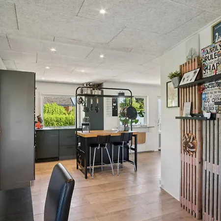Charming Tree House Close To Legoland Holiday home