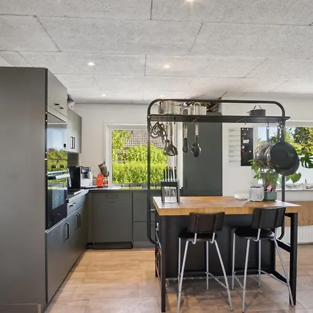 Charming Tree House Close To Legoland Holiday home
